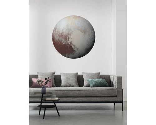 Salon avec un canapé gris et un sticker mural de Pluton