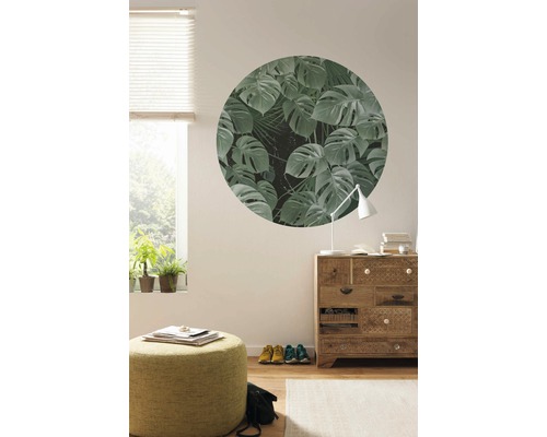 Salon avec fenêtre, commode, tabouret et fresque murale circulaire à motifs végétaux