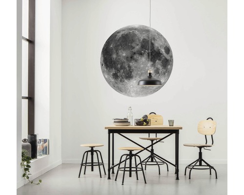 Esszimmer mit Tisch, Stühlen, Hängelampe und Wandtattoo Mond