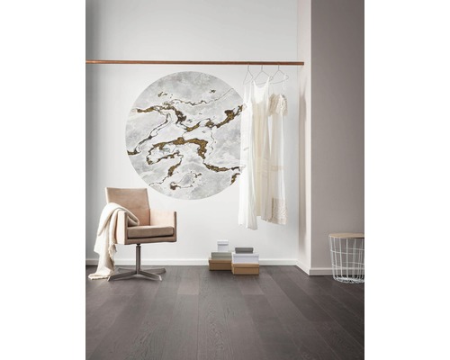 Modernes Interieur mit Dekoration, Stuhl, Kleidern und Holzboden