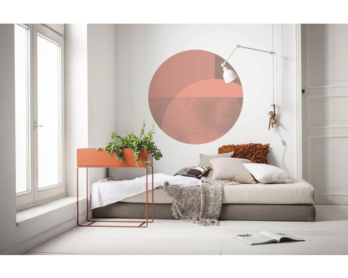 Helles Zimmer mit Bett, Wanddekoration und Pflanzen in einem Pflanzgefäß