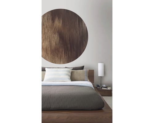 Schlafzimmer mit Holzbett, Nachttisch und Wanddekoration