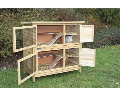 Zweistöckiger Hasenstall aus Holz mit geöffneten Türen und Rampe