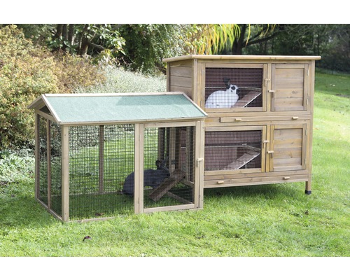 Zwei Kaninchenställe aus Holz im Garten mit Kaninchen