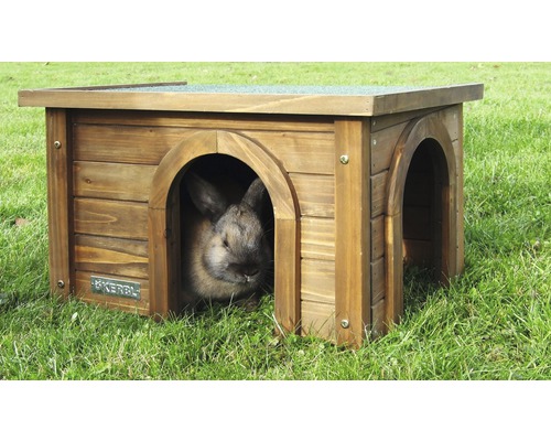 Étable en bois avec lapin à l''extérieur