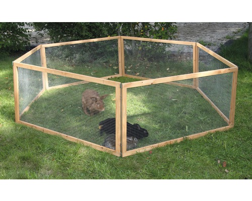 Freilaufgehege aus Holz mit Drahtgitter für Kleintiere im Garten
