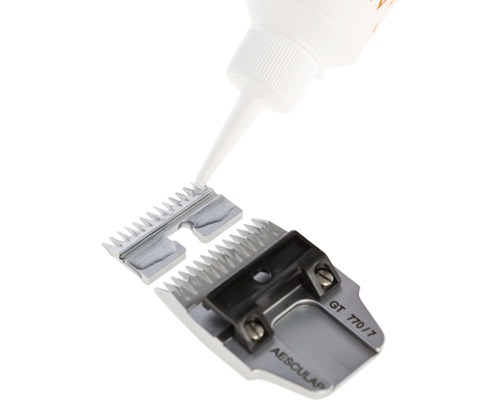 Schermesserpflege mit Öl für eine Aesculap Schermaschine