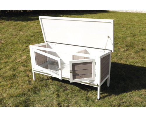 Clapier à lapins en bois surélevé ouvert dans le jardin