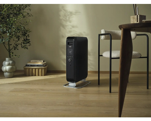 Schwarzer Elektroheizkörper im Wohnzimmer mit Holzboden