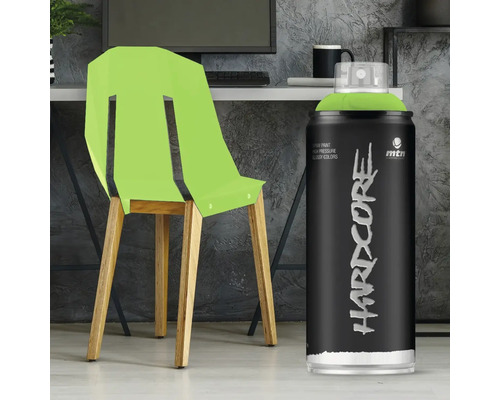 Bombe de peinture et chaise avec assise laquée