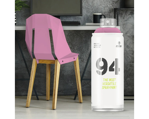 Bombe aérosol avec une chaise vernie en arrière-plan