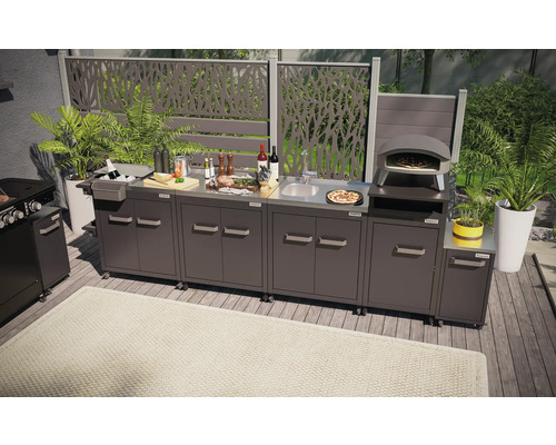 Aussenküche mit Grill, Spüle und Pizzaofen auf einer Terrasse