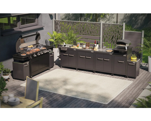 Aussenküche mit Grill, Spüle, Pizzaofen und Arbeitsflächen auf einer Terrasse