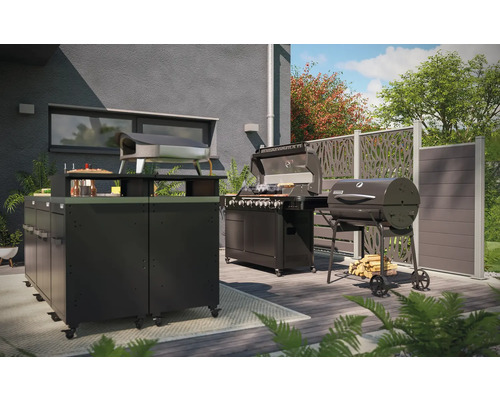 Aussenküchenszene mit Grillwagen, Gasgrill und Sichtschutzzaun auf einer Terrasse.
