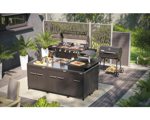 Aussenküche mit Grill, Pizzaofen und Arbeitsfläche im Garten