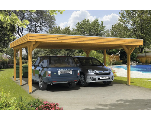 Carport double SKAN HOLZ Spessart avec ancre de poteau 611 x 604 cm chêne clair Double abri de voiture en bois avec deux voitures garées dans le jardin.