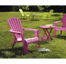 Szene mit Gartenstühlen und Gartentisch auf einer Rasenfläche