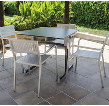Ensemble de jardin avec table et chaises sur une terrasse