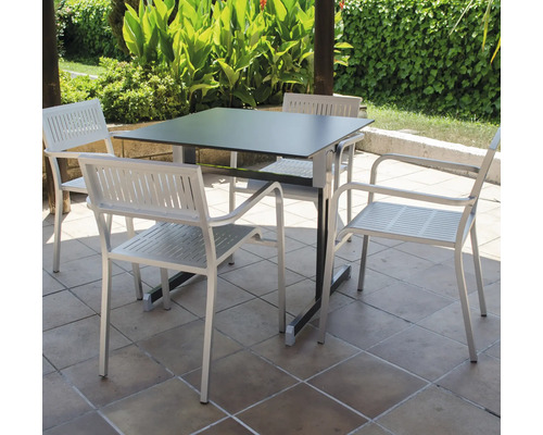 Ensemble de jardin avec table et chaises sur une terrasse