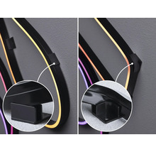 Detailaufnahme einer LED-Wandleuchte mit schwarzer Halterung zur Wandmontage.