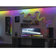 Spielzimmer mit Schreibtisch, Computer, Regalen und LED Beleuchtung