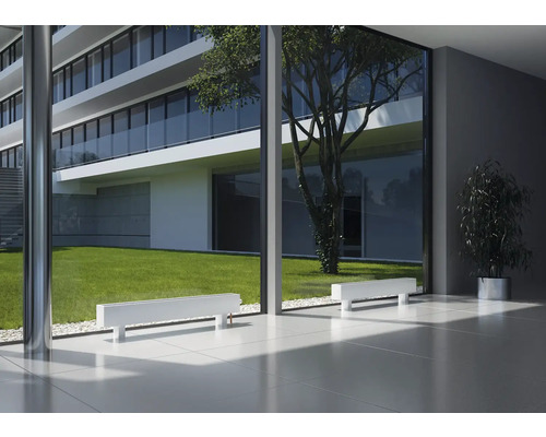 Moderne Architektur mit Fassadenheizkörpern vor großem Fenster