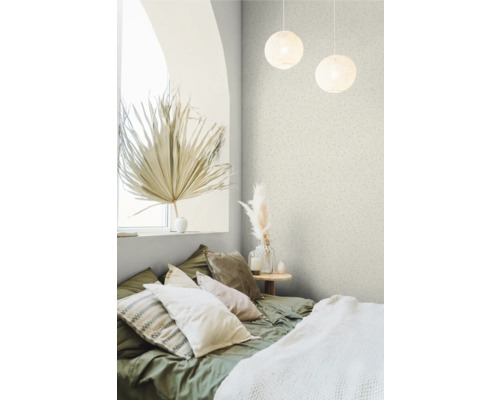 Schlafzimmer mit Bett, Kissen, Beistelltisch und Dekorationsartikeln