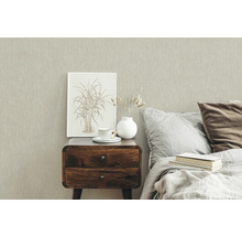 Schlafzimmer mit beiger Tapete, Nachttisch und Bett