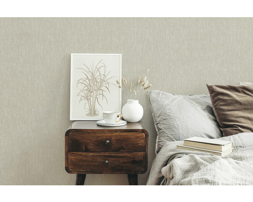 Schlafzimmer mit beiger Tapete, Nachttisch und Bett