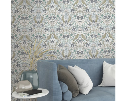 Dekorative Tapete mit Vogel- und Pflanzenmuster im Wohnzimmer über einem Sofa