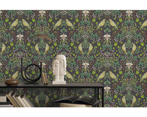 Tapete mit Vogel- und Pflanzenmuster an einer Wand