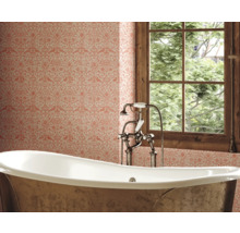Salle de bains avec baignoire îlot, robinetterie et papier peint floral