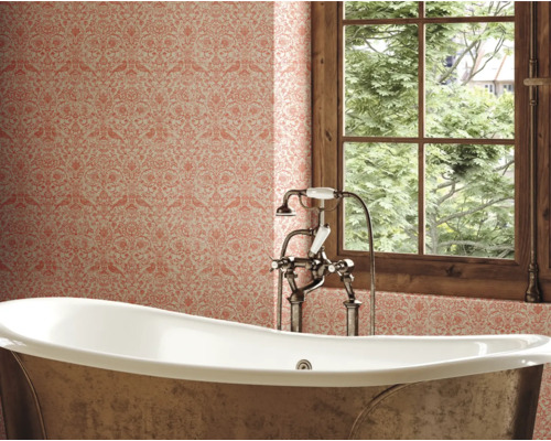 Salle de bains avec baignoire îlot, robinetterie et papier peint floral