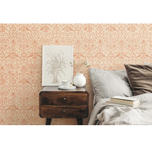 Chambre à coucher avec papier peint à motifs, table de chevet et lit