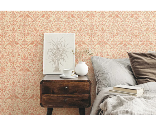 Chambre à coucher avec papier peint à motifs, table de chevet et lit