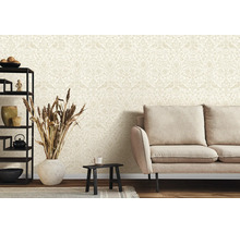 Salon avec canapé et papier peint à motifs