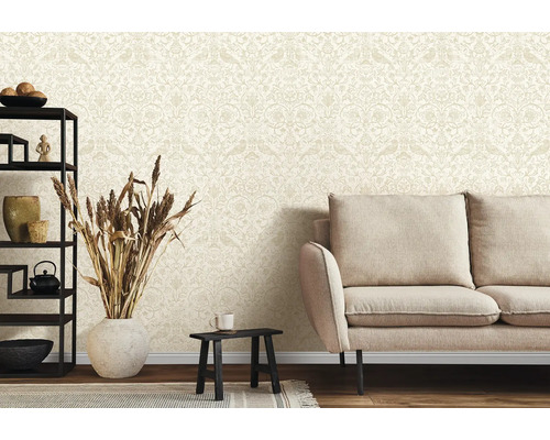 Salon avec canapé et papier peint à motifs