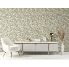 Dekorative Wand mit floraler Tapete, Sideboard und Sessel