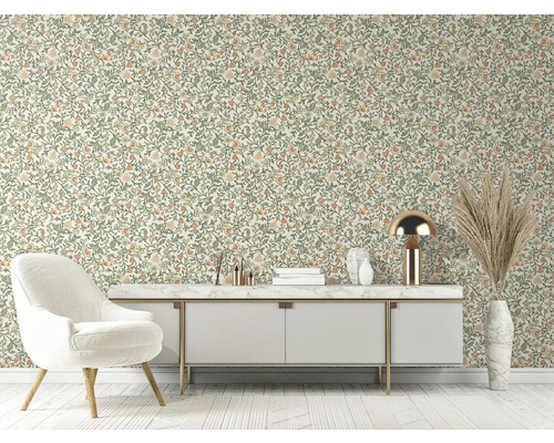 Dekorative Wand mit floraler Tapete, Sideboard und Sessel