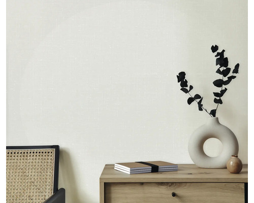 Heller Raum mit Kommode, Vase mit Pflanzen, Notizbüchern und Stuhl