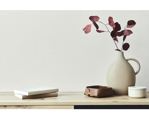 Dekoration mit Vase, Trockenblumen, Bücherstapel und Aufbewahrungsbox auf einem Tisch