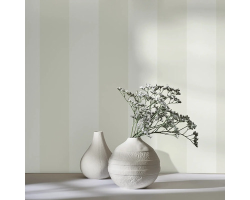 Zwei weiße Vasen mit Trockenblumen vor einer gestreiften Tapete