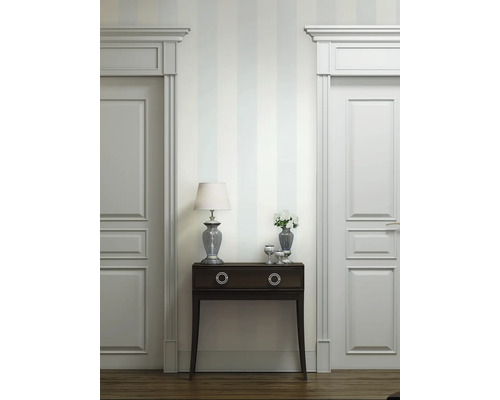 Flur mit Konsole, Lampe und zwei Türen