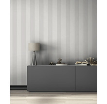 Wohnraum mit gestreifter Tapete, Sideboard und Tischlampe