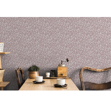 Intérieur avec papier peint à motifs floraux et table à manger en bois