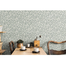 Pièce à vivre avec papier peint à motifs de feuilles et table en bois