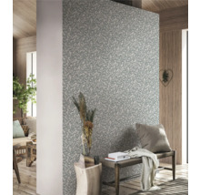 Intérieur avec papier peint à motifs, banc et décorations pour une ambiance chaleureuse.