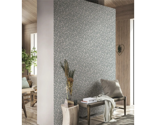 Wohnraum mit gemusterter Tapete, Sitzbank und Dekorationen für ein gemütliches Ambiente.