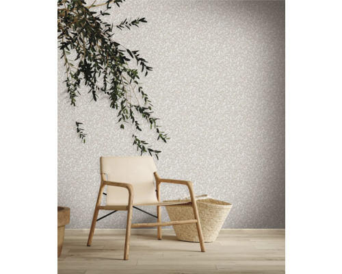 Raum mit gemusterter Tapete, Holzstuhl und Korb