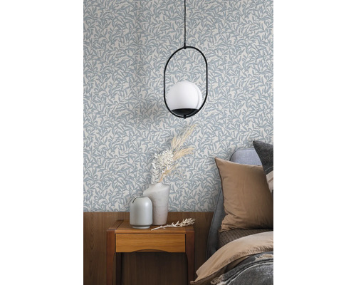 Schlafzimmer mit blättermuster Tapete, Nachttisch und Lampe